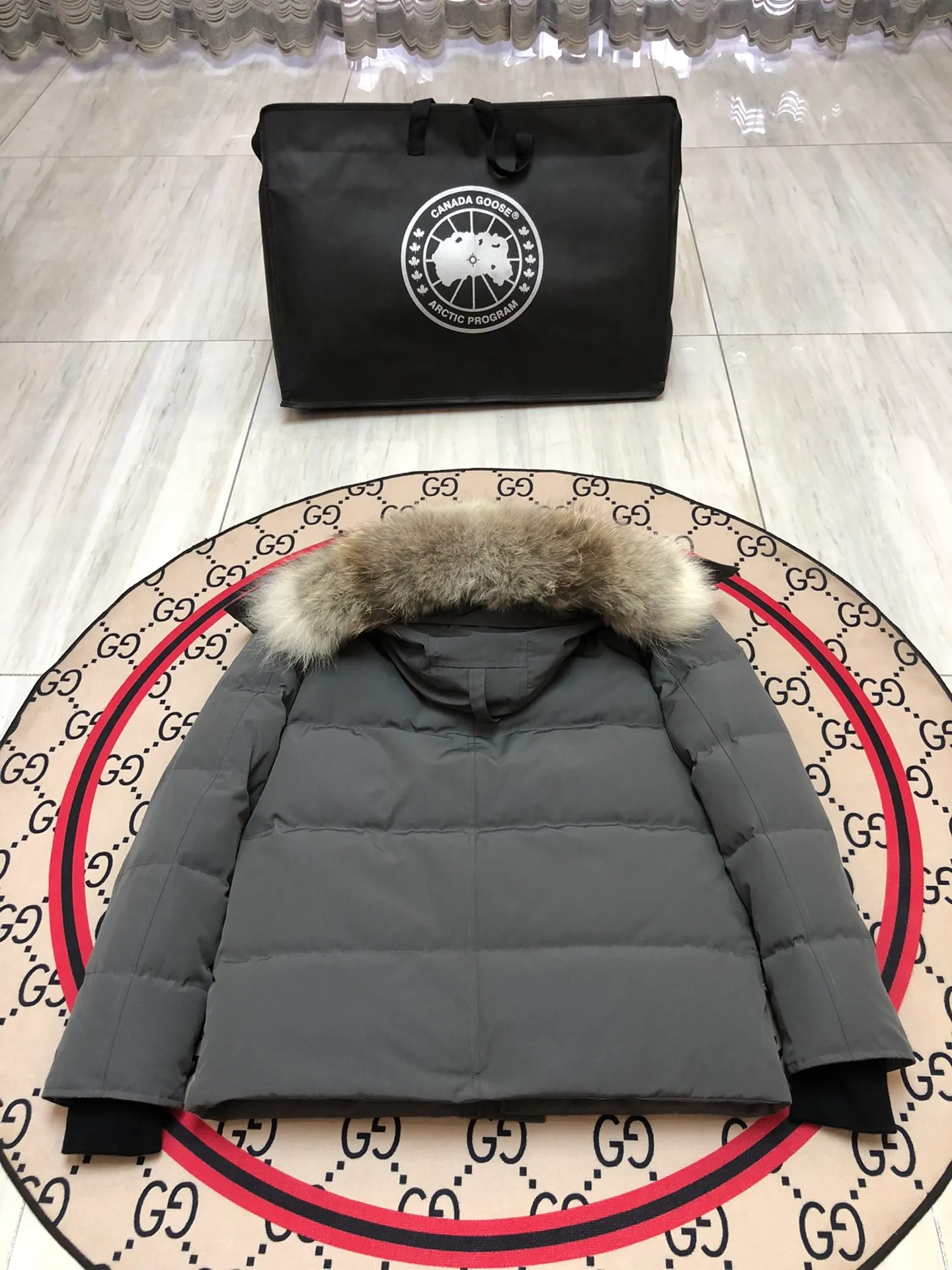 P800 Canada Goose Wyndham Parka has 29 styles for men and women. The hood and fur collar are detachable. My personal favorite is simple and elegant. It is clean and tidy. All Arctic and Antarctic scientific expedition teams choose Canada Goose as their cold wear. It is the Rolls-Royce of down jackets. ➖ Industry-leading anti-counterfeiting chip sensing. ➖ Imported Behringer embroidery machines and customized embroidery labels, the highest level and industry leading. ➖ Imported Korean 21-count polyester-cotton blended original fabric, TC85 waterproof coated fabric, water-repellent, windproof and wear-resistant. ➖ The new national standard 80 white duck down is filled with an average of 520 grams of down. The amount of down filled is industry-leading. ➖ 100% nylon lining with double double-layer sealing design to prevent velvet running, and seamless thread design on the cuffs! ➖ Western Canadian Green Wolf Collar. ➖ Yoshida YKK provides original factory-customized electroplated sliders. YKK two-way lockable zippers are tight and smooth and do not peel off paint. ➖ 3M composite Velcro is durable and the accessories and hardware are all custom-made. Note: Our copywriting is only simple and clear. Instead of bragging about the copywriting, it is better to compare and understand with samples. Only for the purest goose, the most dedicated, the most professional, the highest quality, the highest cost performance! SIZE:S-XXL [With size chart]